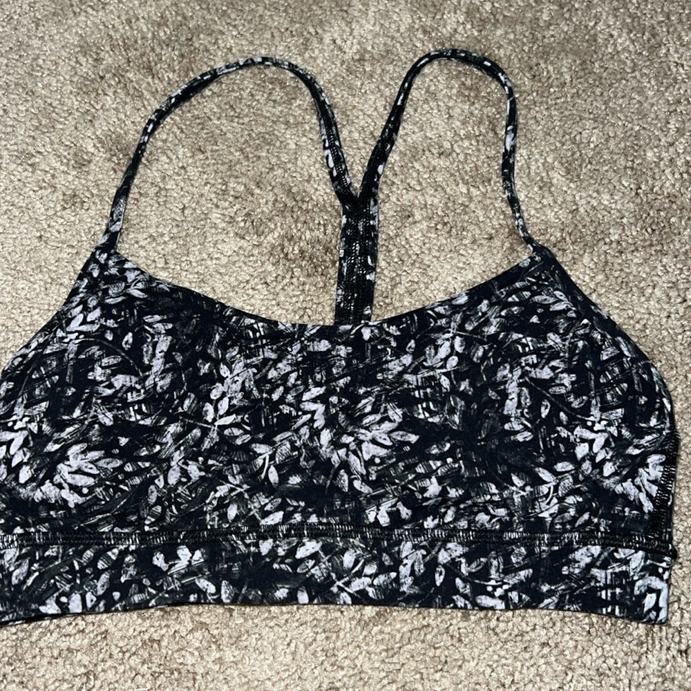 Rarely worn Lulu lemon sports bra 
( a matching legging also listed)